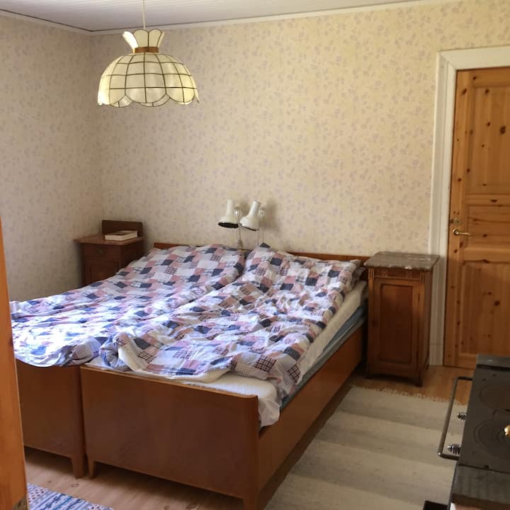 「主卧」卧室设有可容纳婴儿床或旅行婴儿床的空间， 2楼