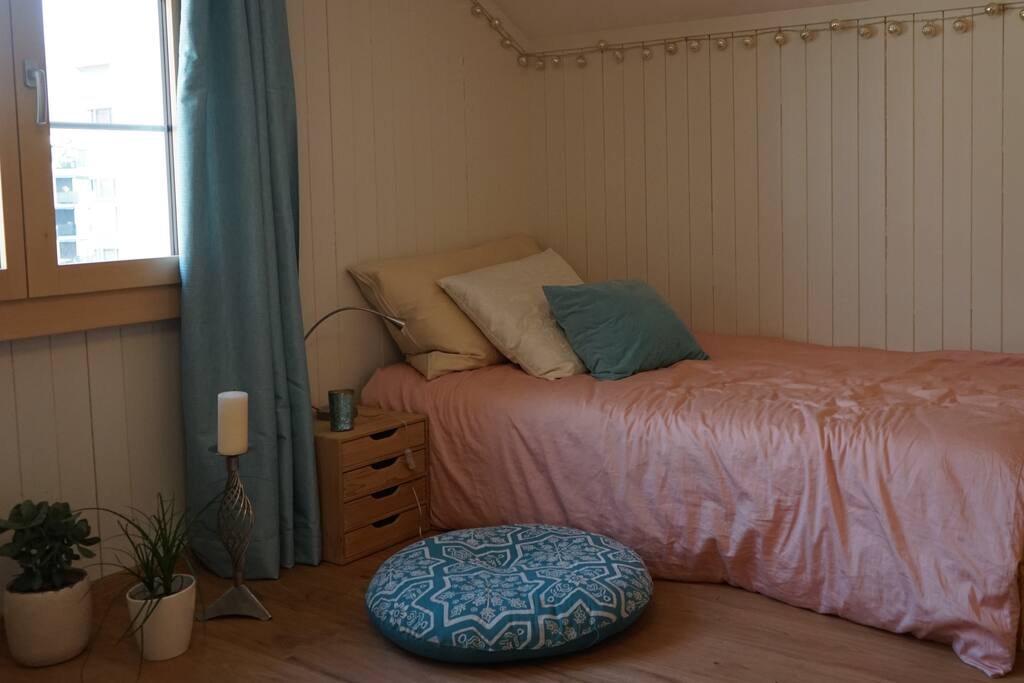 Dieses Bett kann man in zwei Betten verwandeln.
This bed can be changed in two beds.