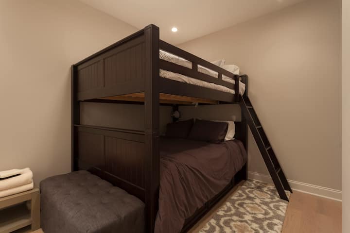 Огромни брачни кревети на спрат