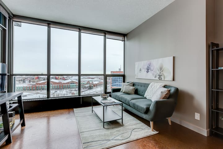 Best Location DT/BMO/STAMPDE Condo/Panoramic views