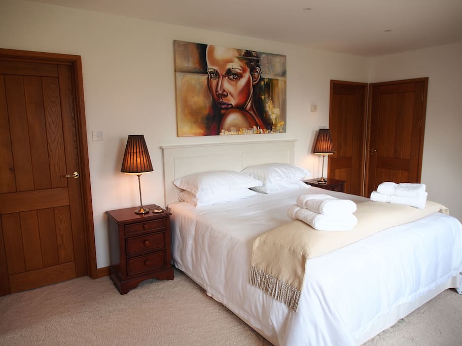 Family room, spacious en-suite with adjoining children's room.