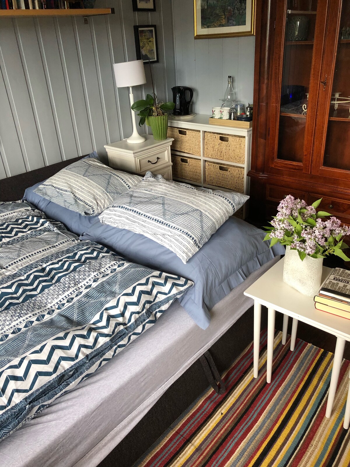 המיטה מוכנה להגעתכם. אני תמיד משתמשת במצעים  ומגבות והמיטה יכולה להלין שני אנשים בנוחות.