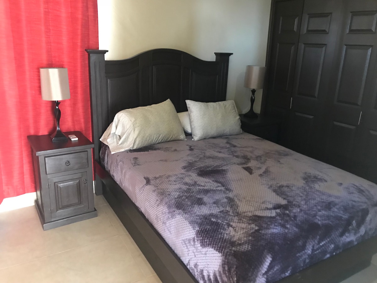 Tredje sovrummet med dubbelsäng och garderober 