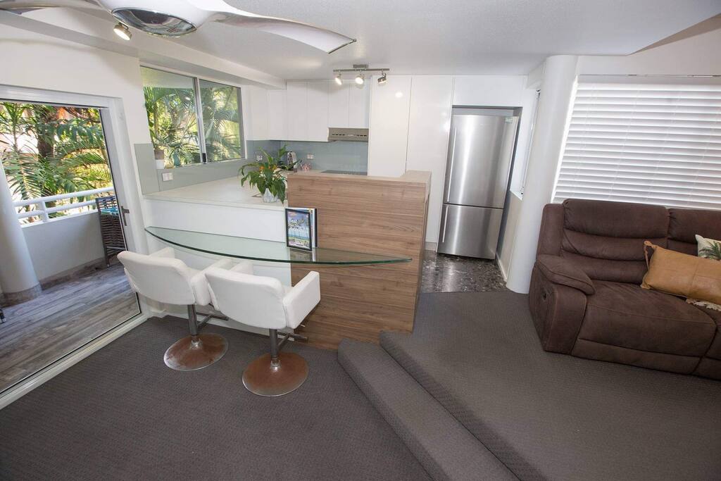 Handy breakfast bar & workstation