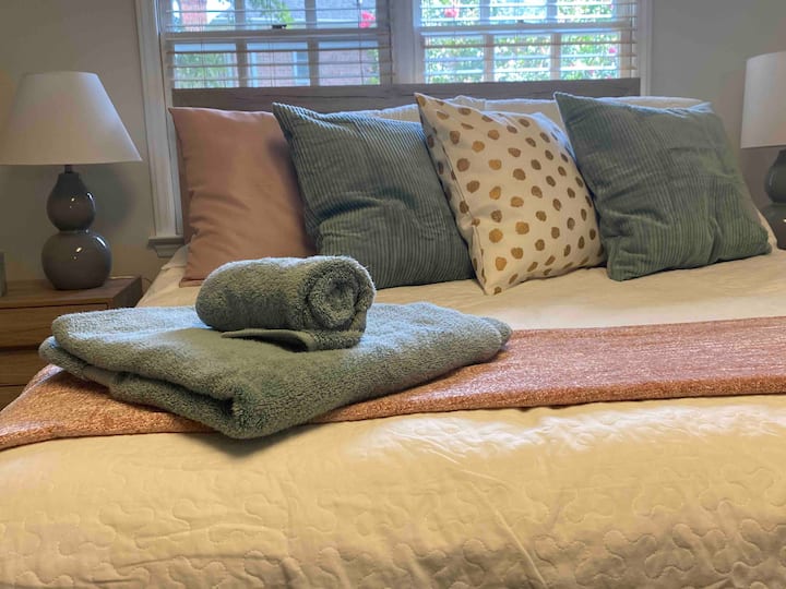 Втората спалня има красиво двойно легло с много допълнителни възглавници и одеяла, за да се увеличи максимално комфортът ви