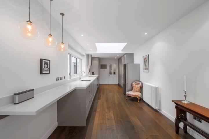 Recently Renovated Victorian House gallery image 2