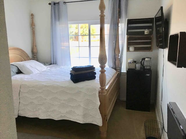 Private Cozy Bedroom in the City of Hesperia