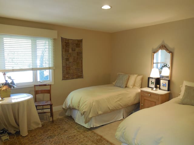 Tranquil room with private bath close to Stanford