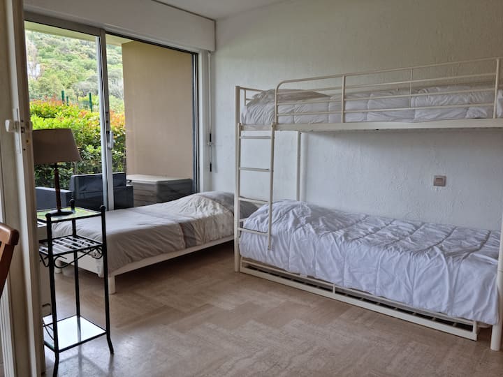 Alcove spálňa s výhľadom na obývaciu izbu. 90x190 lôžok a 190x90 poschodových postelí