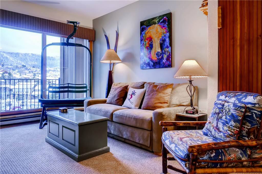 Couch,Furniture,Chair,Indoors,Room