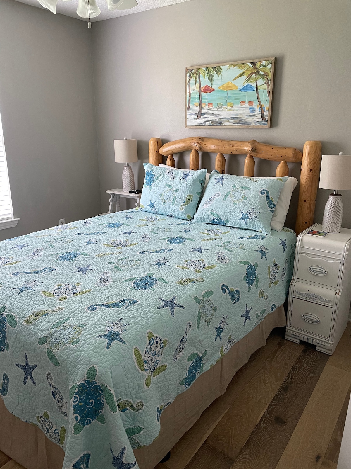 غرفة نوم كوين مع تلفزيون