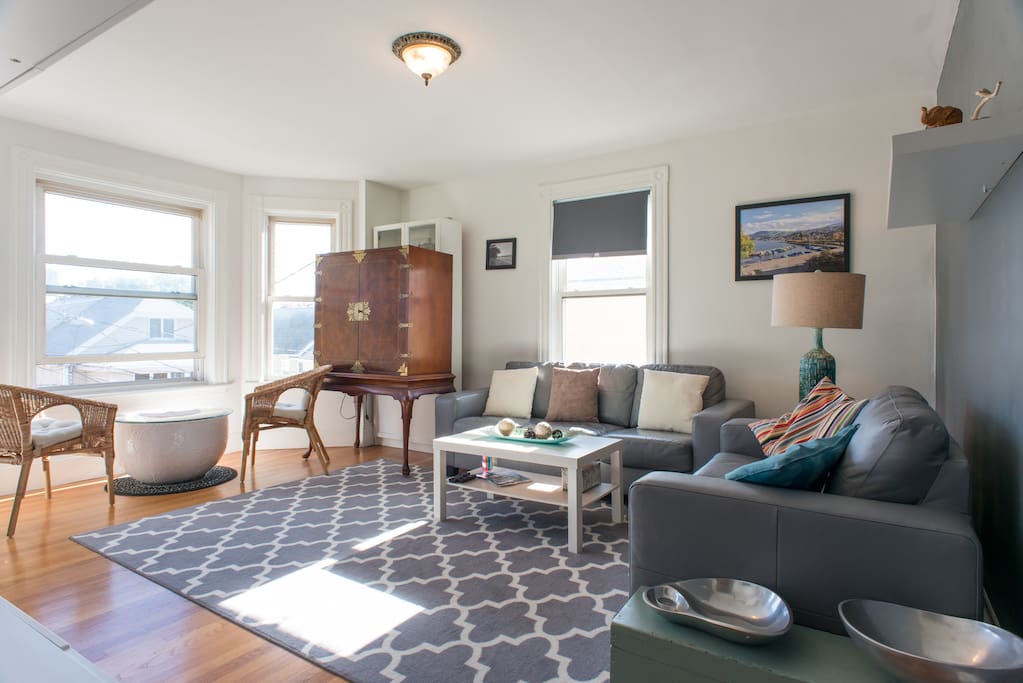 A living room to unwind with Netflix and Hulu on tap