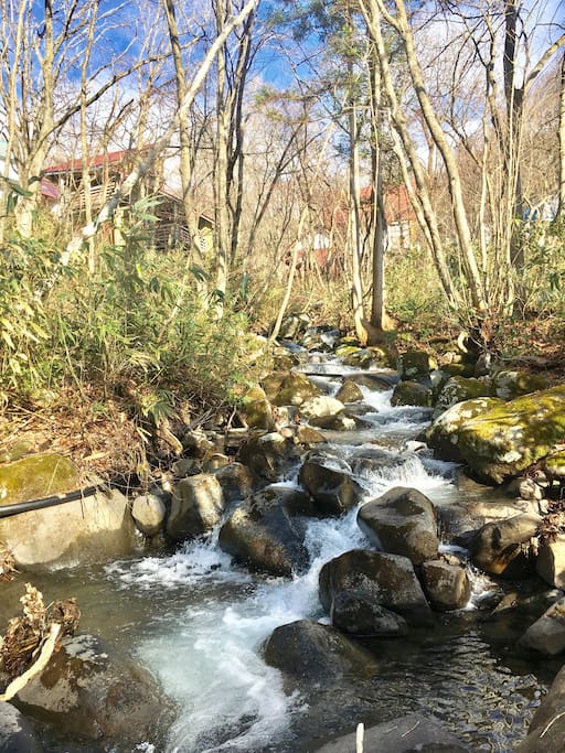 直ぐ横には小川が流れています。