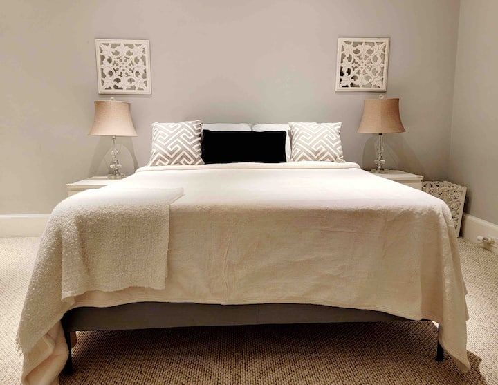 Dhoma e gjumit 2 me dyshek të fortë "queen" dhe një batanije komode të ngrohtë, ngrohëse shtesë për rehati. 