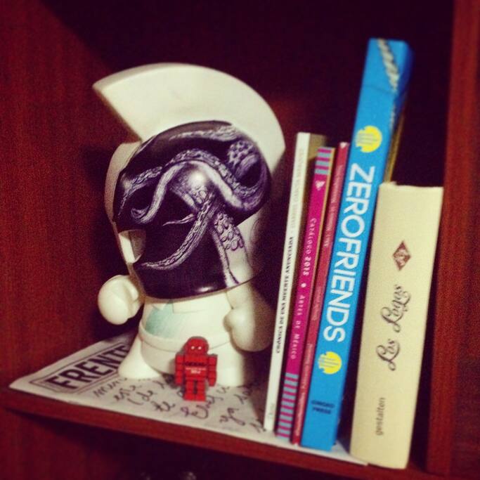 Libros y parte de la decoración