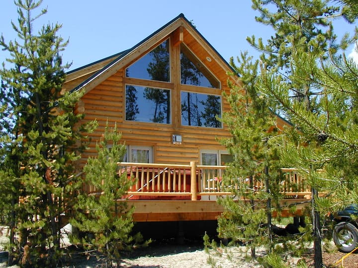 Four Bed, King Suite Log Cabin with Hot Tub Cabins for Rent in Island