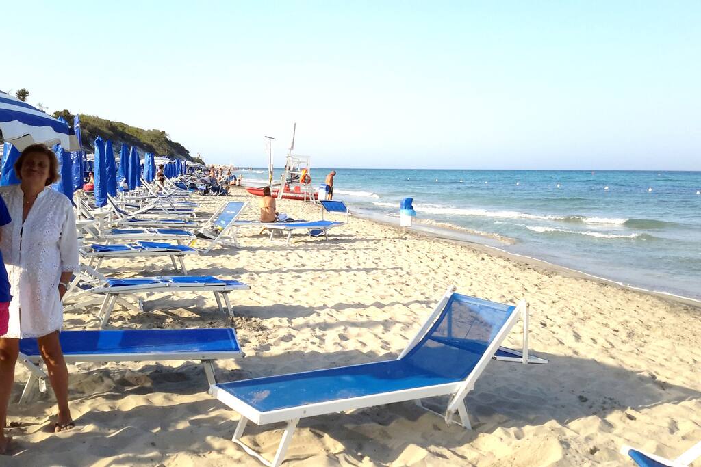 Spiaggia privata raggiungibile a piedi o con trenino del villaggio