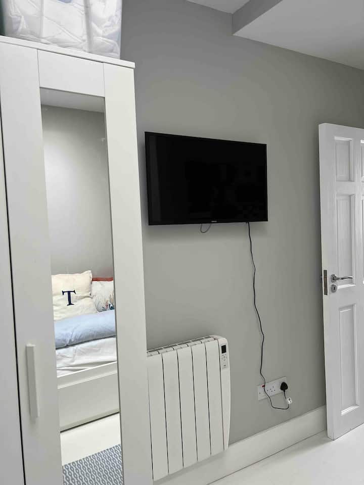 Télévision dans la chambre 2