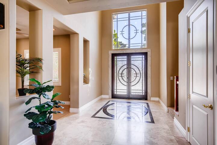 EXECUTIVE MANSION IN PRIME LAS VEGAS LOCATION gallery image 4