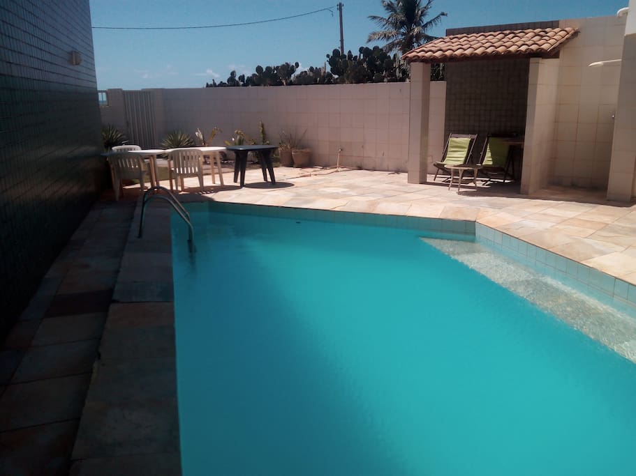 der Pool mit Grillplatz