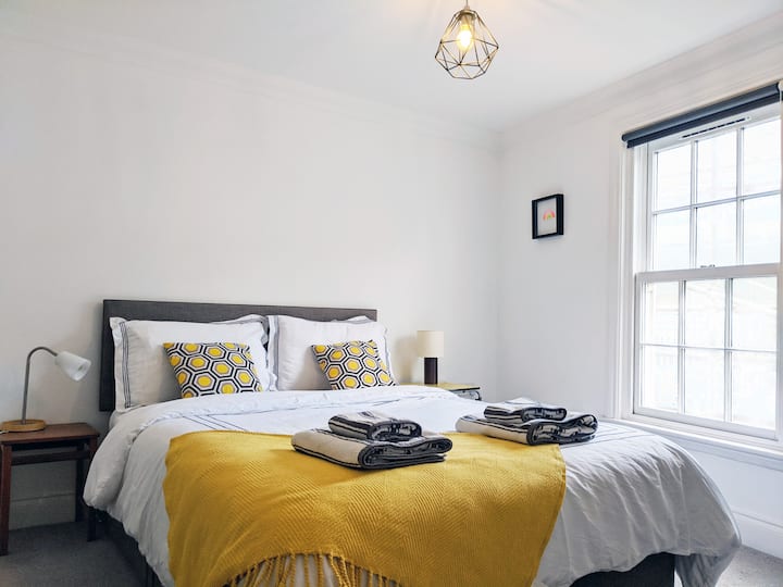 Главна спалня с голямо двойно легло