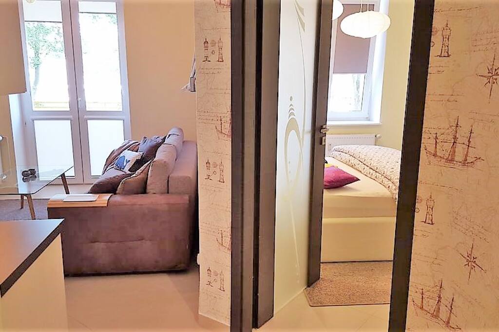 El apartamento de 45 m2 consta de un dormitorio con cama doble y un sofá cama en el salón.
