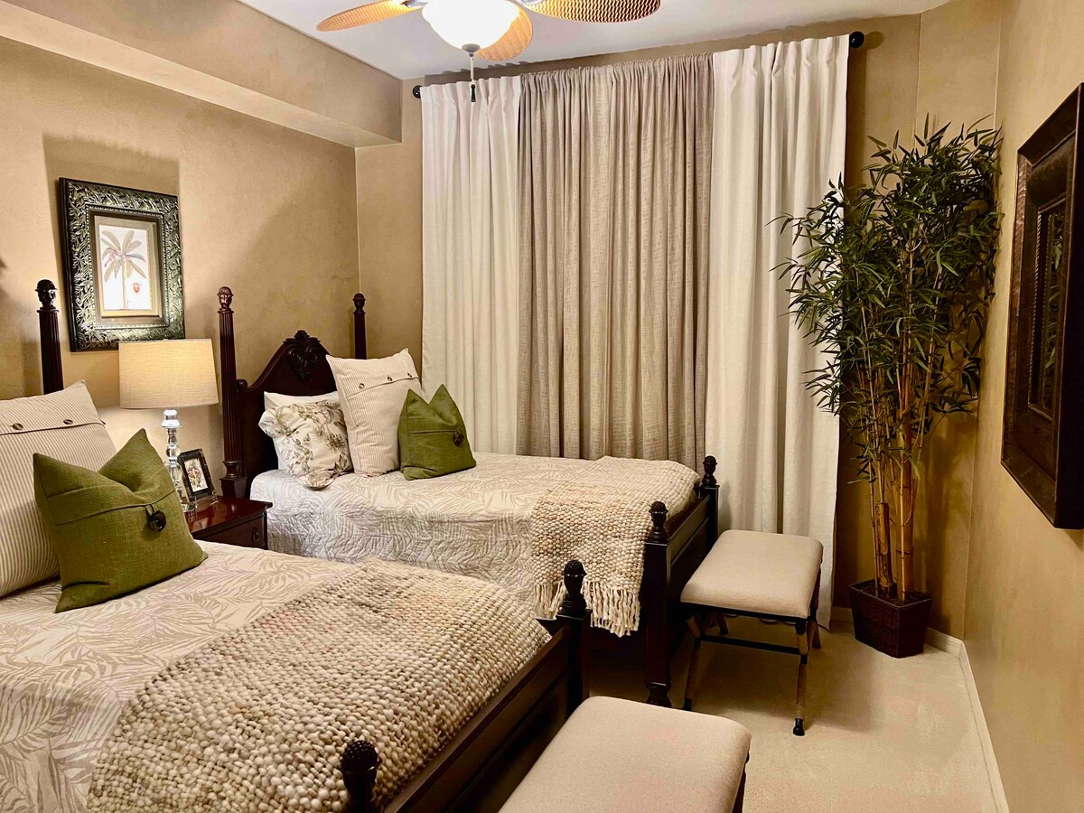 Dva odvojena kreveta nalaze se u prvoj spavaćoj sobi za goste u kojoj se nalazi ormar pune veličine i predimenzionirane klupe za raspakiranje. Prisutan je i stropni ventilator s rasvjetom koja se može prigušiti.