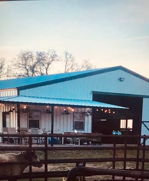 The Roost B&B + Horse Stalls near Brazos River