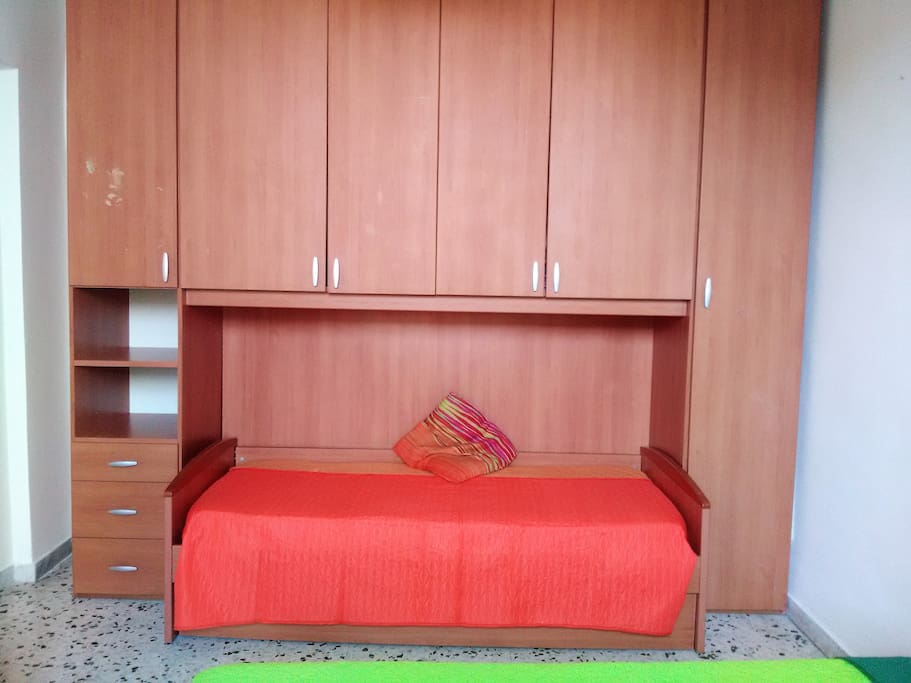 Camera 2 dell'alloggio - letto singolo
Room 2 of the apartment - singol bed