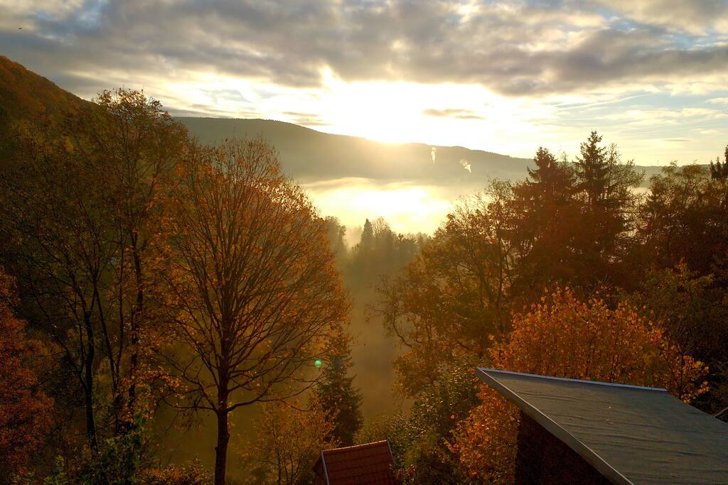 Suhl im herbstlichen Nebelmeer