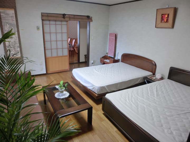 U sobi A nalaze se dva bračna kreveta
