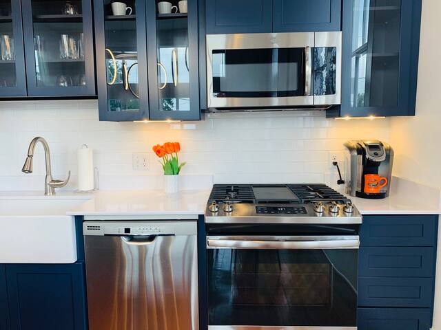 Walk to Bourbon. Luxurious. Sleeps 12p. 4.5 Baths gallery image 5