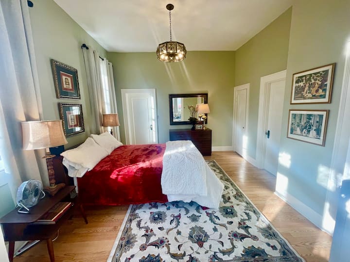 Chini ya chumba mara mbili kushikamana na sunroom. Blackout mapazia 