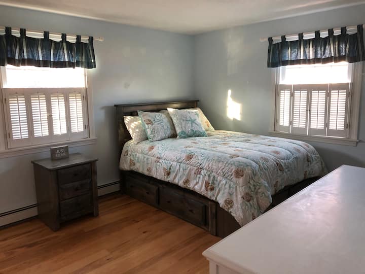 سرير كامل مع مكتب/مساحة عمل كبيرة