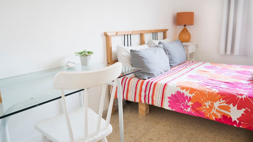Close to Levinsky Market Room With Fast Wifi & AC