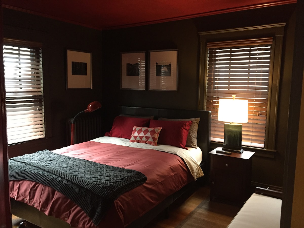 Dormitorio con TV por cable, vestidor, armario.