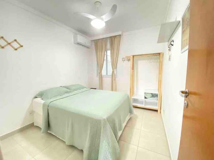 Спалня 2, със сплит климатик и вентилатори на тавана.
