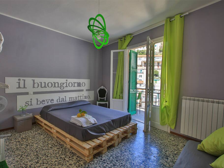 THE GREEN ROOM OF CIAO BELLA is a big double bedroom, colorfull, creative design and forniture
