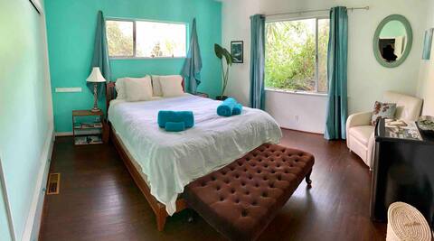 Quiet room. Close to beach & downtown! Monthly.