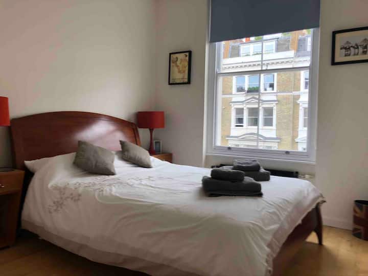 Mojawapo ya vyumba vya kulala vya Queen. Ukiwa na kabati kubwa la nguo. 