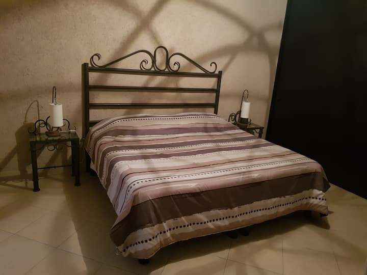 חדר שינה ראשון עם ארון שני עלים גדול מאוד מהרצפה עד התקרה עם מקום לחליפות, מכנסיים, חולצות. יש בו 2 מזרנים מתנפחים כפולים עם משאבה חשמלית.