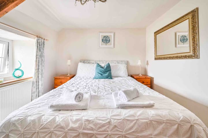 Chumba cha kulala cha mfalme na maoni ya bahari
Kabati kubwa maradufu na televisheni