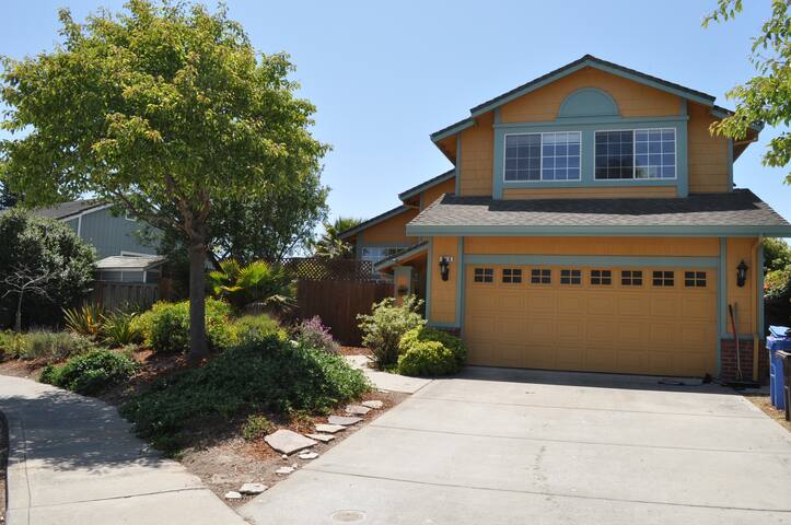 4 bed HotTub Firepit blks to beach Best Location! gallery image 4