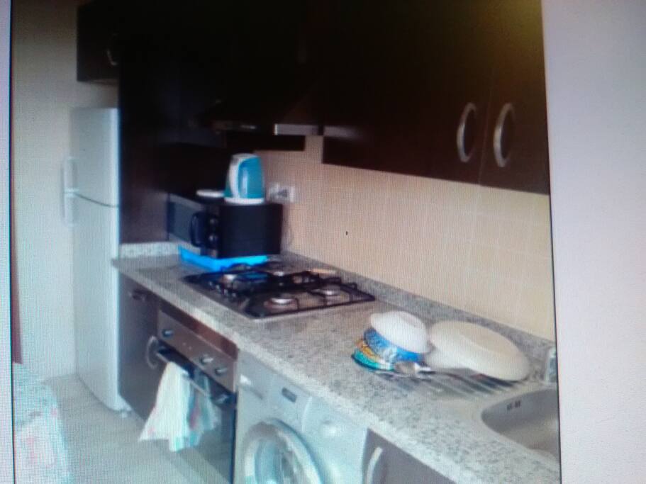 Cuisine équipée avec frigo et congélateur
