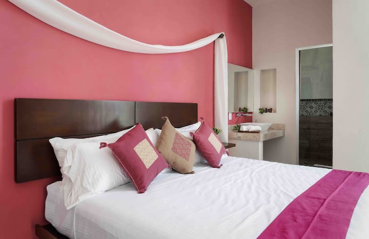 Cuarto Bugambilia 
Este cuarto cuenta con una cama King size 
A/A , Tv  , Wifi, secadora de pelo , caja fuerte , baño propio , cortinas black out para un mayor descanso . 

@marinaguzman.photography
