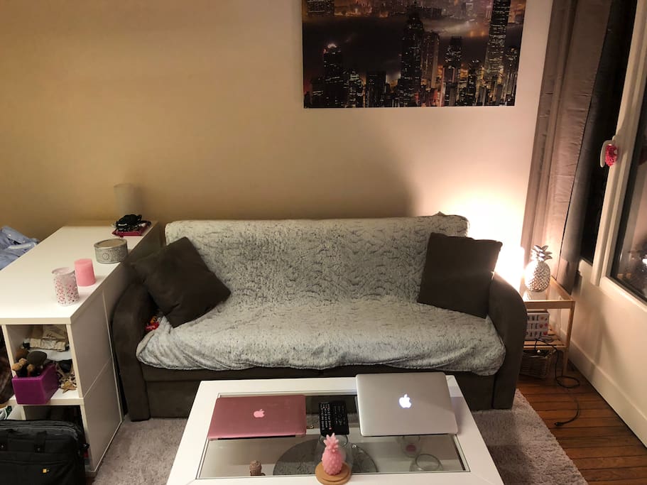 Côté salon avec canapé lit