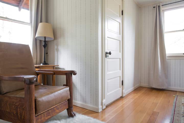 حمام داخلي في غرفة النوم الرئيسية