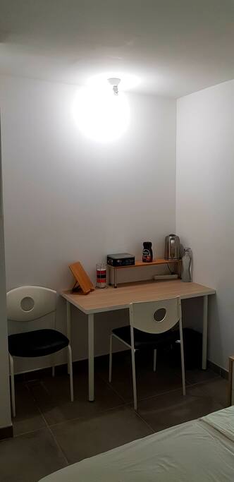 Espace bureau avec wifi et multiprise, espace café /thé