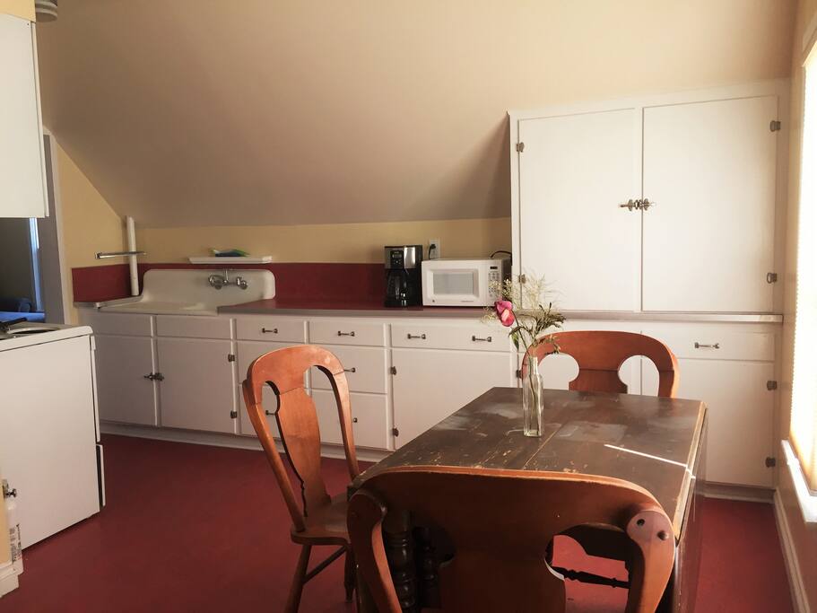 Refuel in this efficiently arranged clean and functional kitchen. Local grocer and farmer's market 2 blocks away.