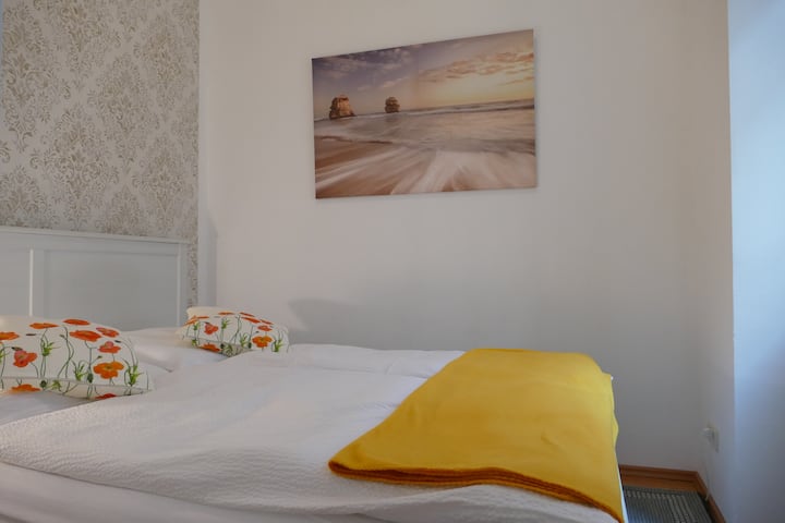 سرير مزدوج مريح مع حصيرة عالية ووسائد كبيرة بالإضافة إلى وسادة إضافية.